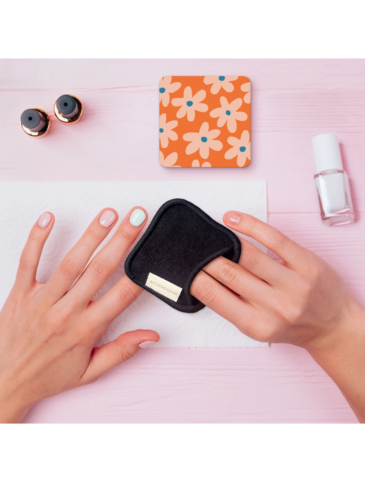 Glow Up Daisies Reusable Nail Polish Remover Kit